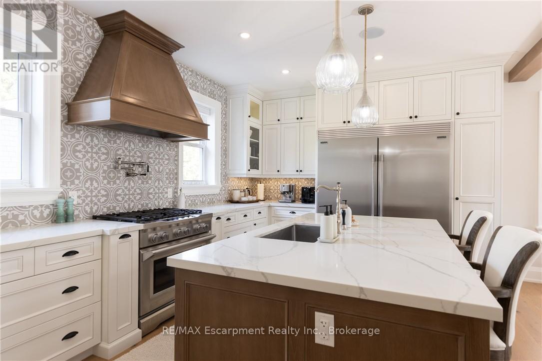 2195 Courtland Drive, Burlington (Brant), Ontario  L7R 1S2 - Photo 10 - W12402404