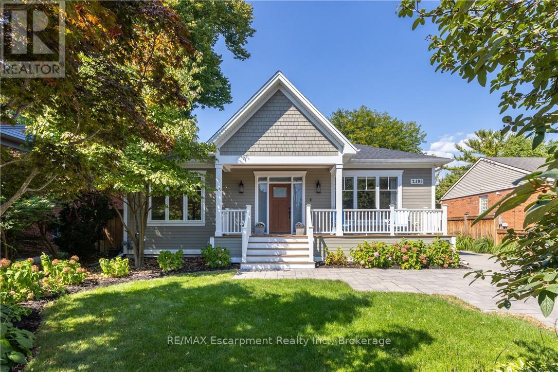 2195 Courtland Drive, Burlington (Brant), Ontario  L7R 1S2 - Photo 2 - W12402404