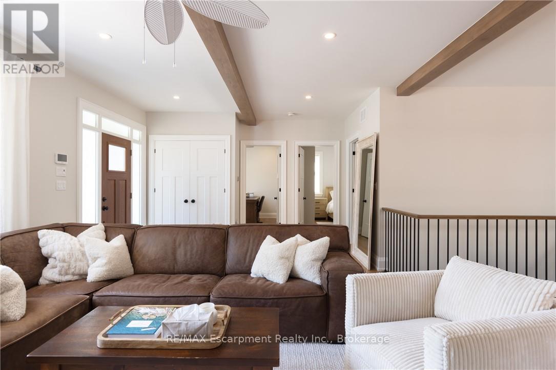 2195 Courtland Drive, Burlington (Brant), Ontario  L7R 1S2 - Photo 7 - W12402404