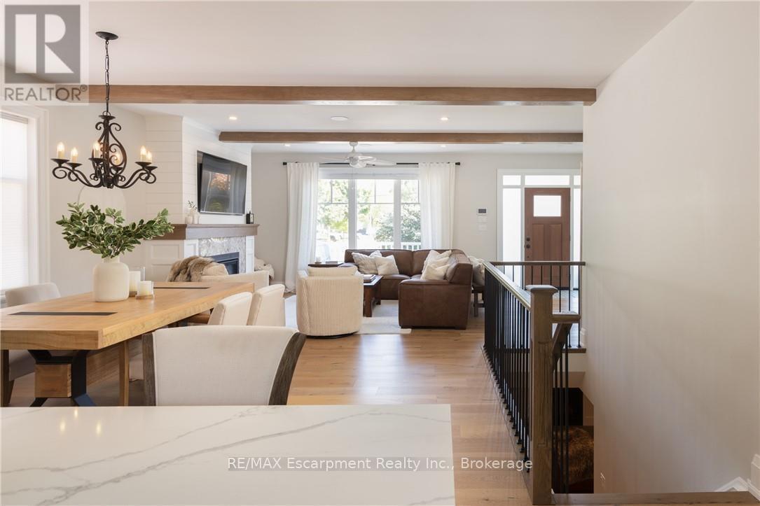 2195 Courtland Drive, Burlington (Brant), Ontario  L7R 1S2 - Photo 8 - W12402404