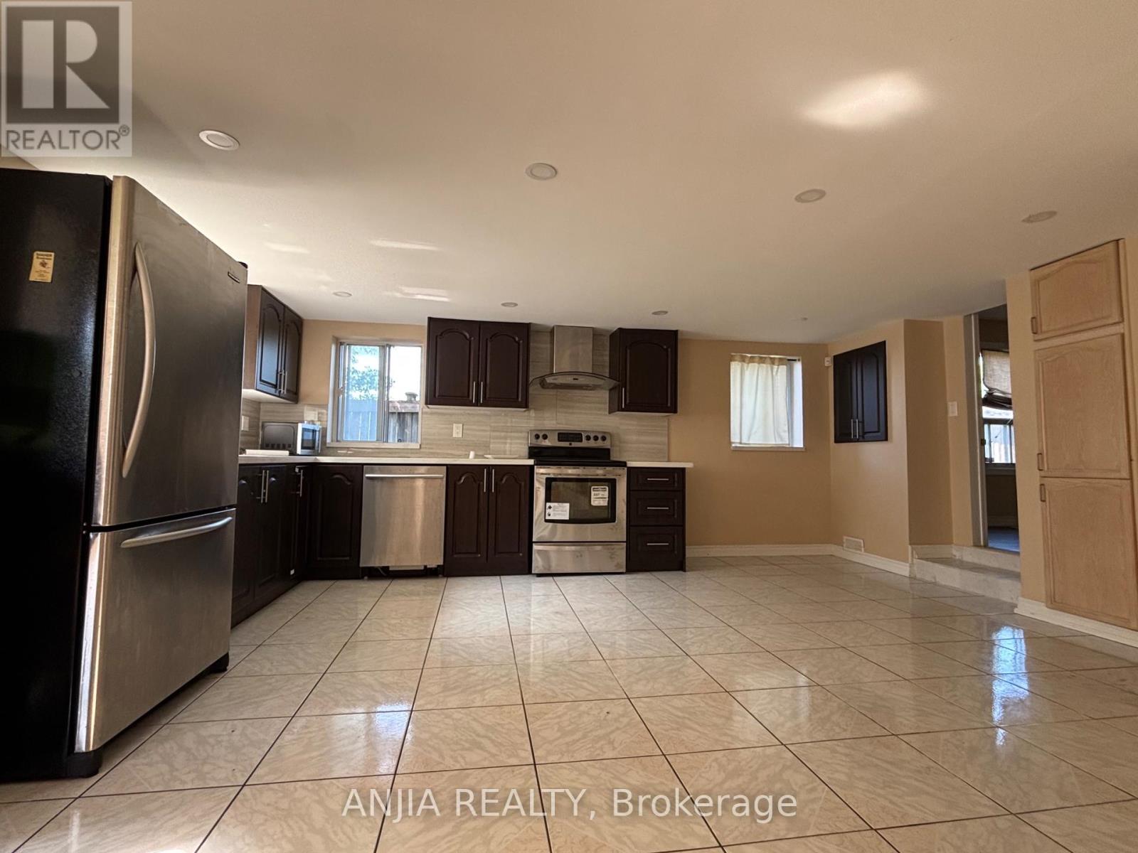 10893 Kennedy Road, Markham, Ontario  L6C 1P2 - Photo 4 - N12402401