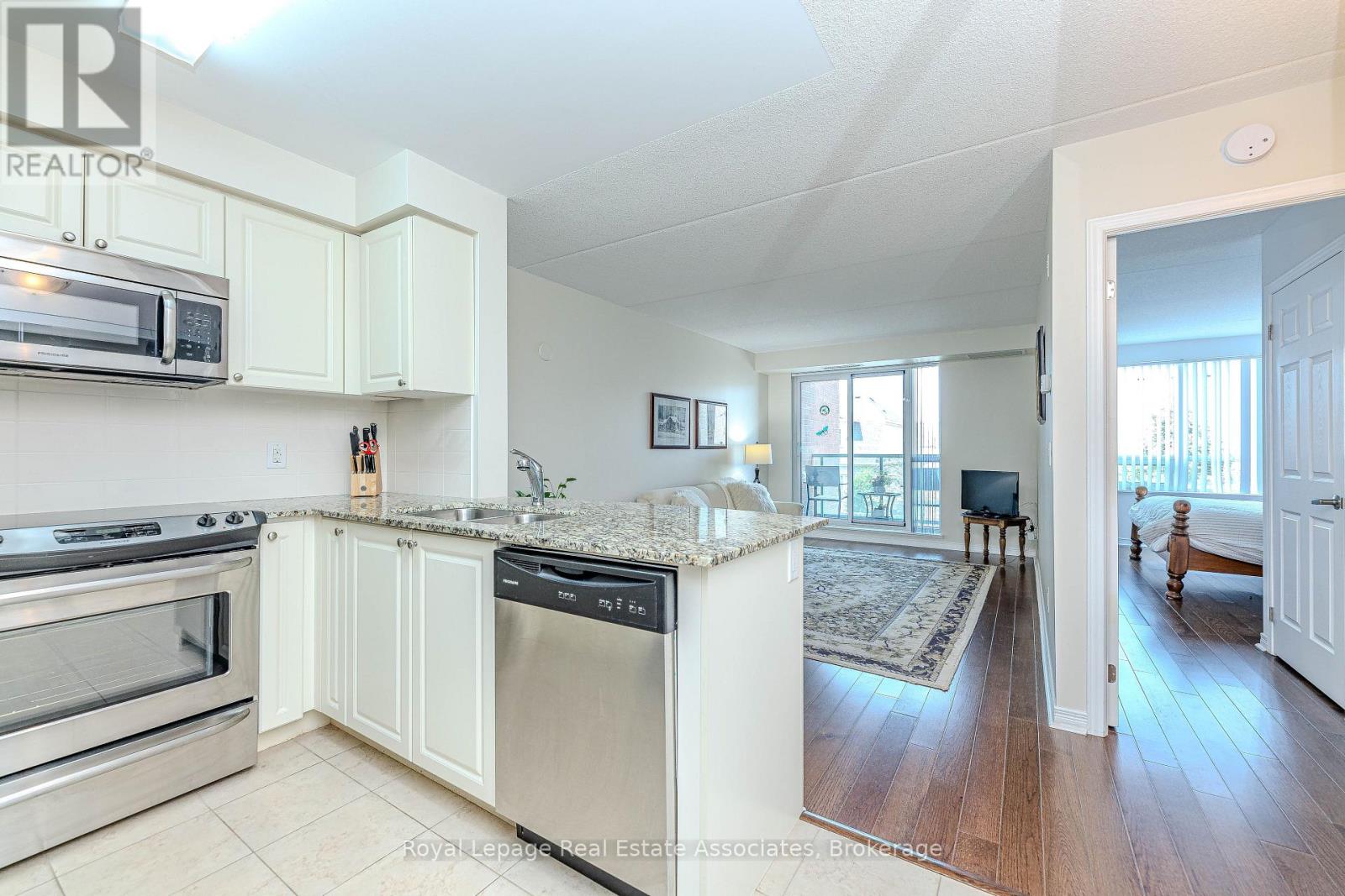 202 - 60 Via Rosedale Way, Brampton (Sandringham-Wellington), Ontario  L6R 3X6 - Photo 6 - W12402400