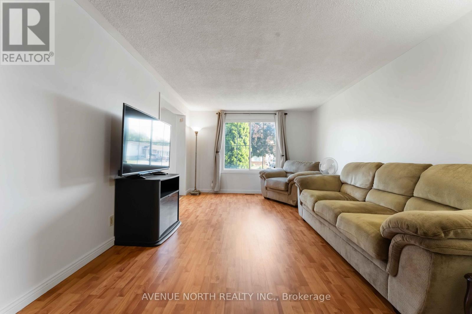 2178 Erinbrook Crescent, Ottawa, Ontario  K1B 4J4 - Photo 3 - X12402411