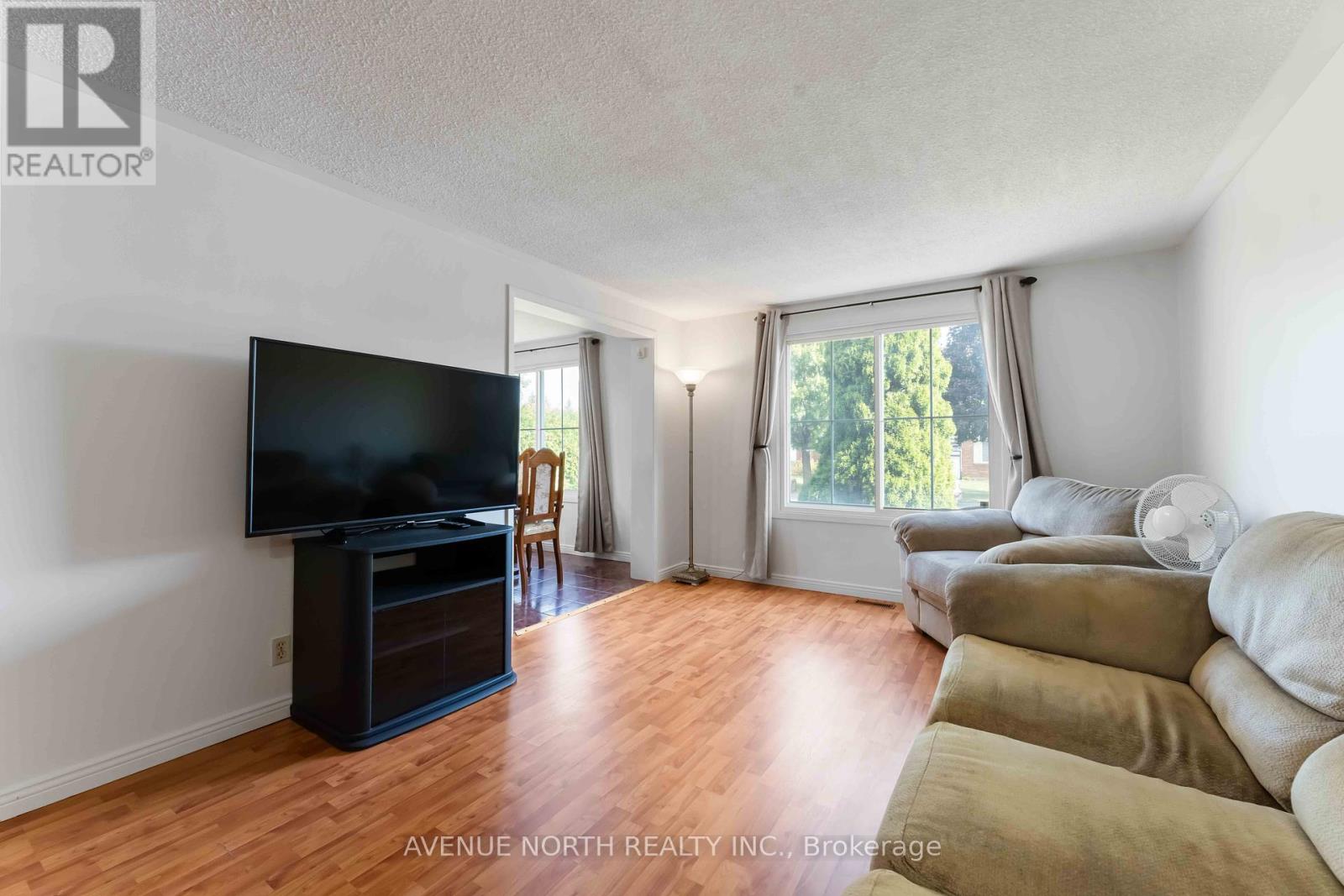 2178 Erinbrook Crescent, Ottawa, Ontario  K1B 4J4 - Photo 4 - X12402411