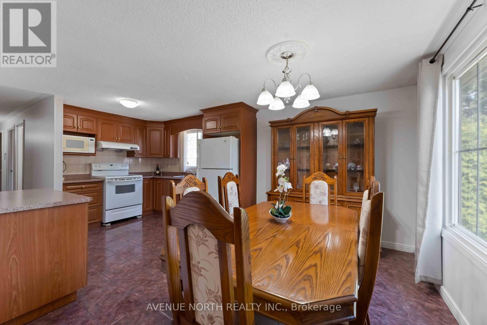2178 Erinbrook Crescent, Ottawa, Ontario  K1B 4J4 - Photo 6 - X12402411