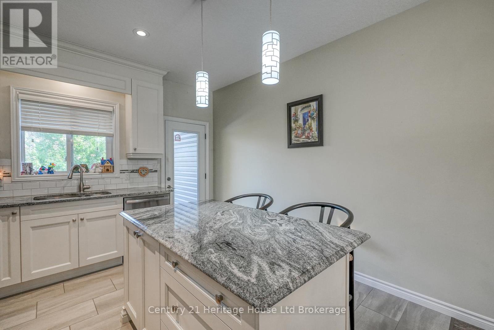211 Oxford Street, Ingersoll, Ontario  N5C 2V8 - Photo 14 - X12402422