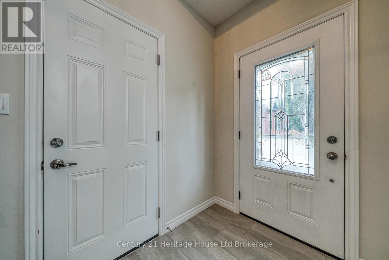 211 Oxford Street, Ingersoll, Ontario  N5C 2V8 - Photo 3 - X12402422