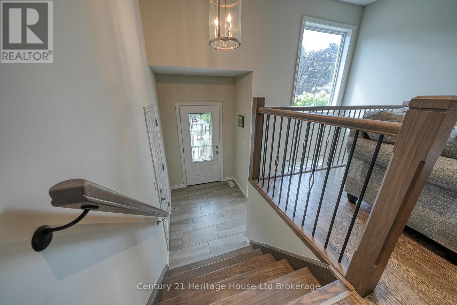 211 Oxford Street, Ingersoll, Ontario  N5C 2V8 - Photo 5 - X12402422