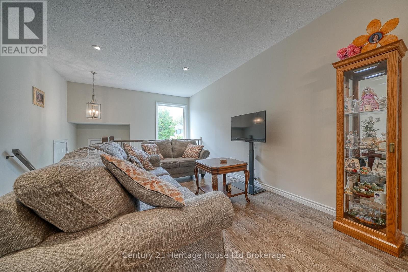 211 Oxford Street, Ingersoll, Ontario  N5C 2V8 - Photo 6 - X12402422
