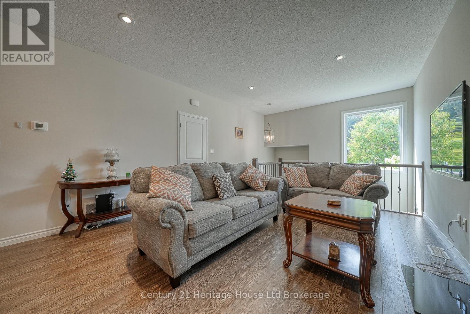 211 Oxford Street, Ingersoll, Ontario  N5C 2V8 - Photo 7 - X12402422