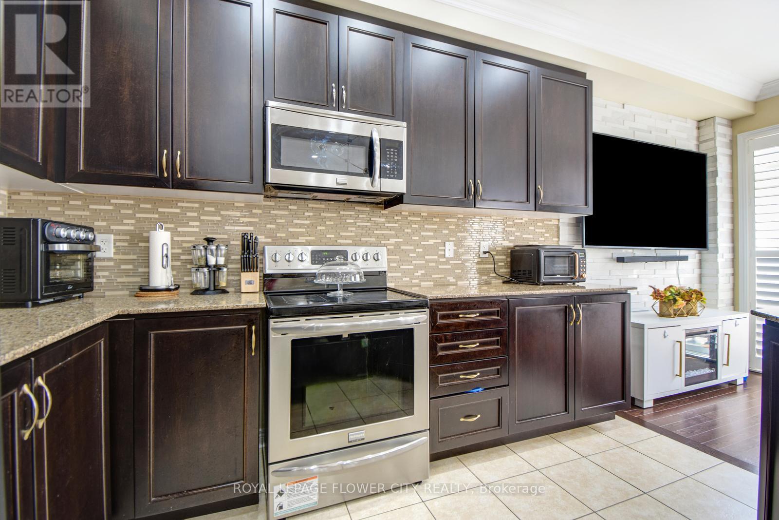 25 Padbury Trail, Brampton, Ontario  L7A 4V2 - Photo 23 - W12402420
