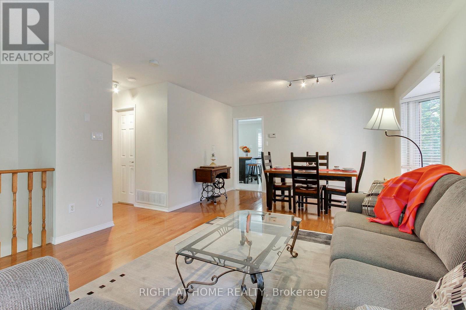290 Clearmeadow Boulevard, Newmarket, Ontario  L3X 2C6 - Photo 10 - N12402423