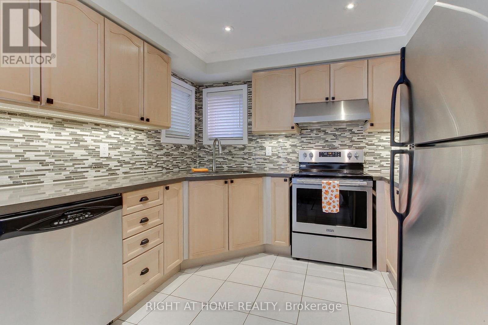 290 Clearmeadow Boulevard, Newmarket, Ontario  L3X 2C6 - Photo 13 - N12402423