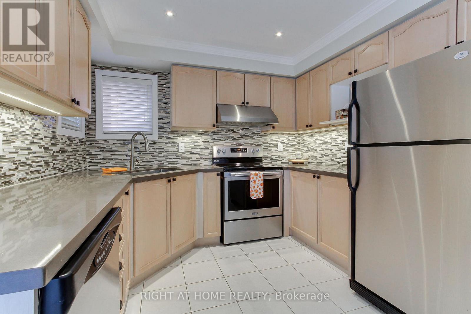 290 Clearmeadow Boulevard, Newmarket, Ontario  L3X 2C6 - Photo 14 - N12402423