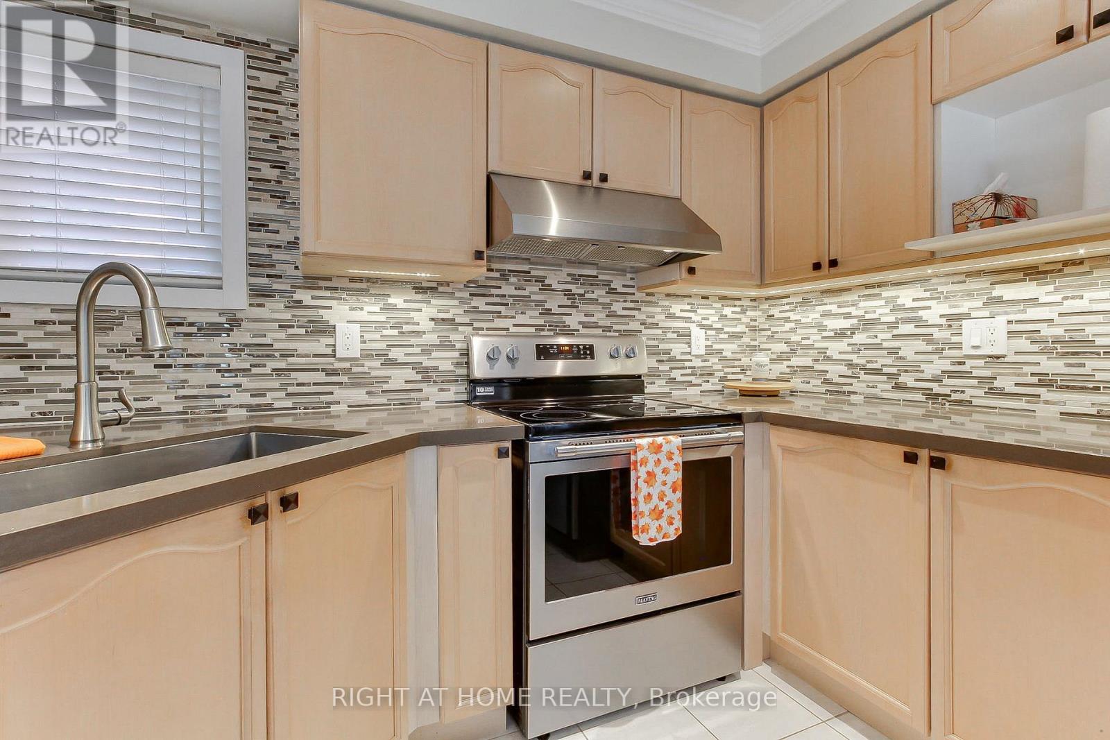290 Clearmeadow Boulevard, Newmarket, Ontario  L3X 2C6 - Photo 15 - N12402423