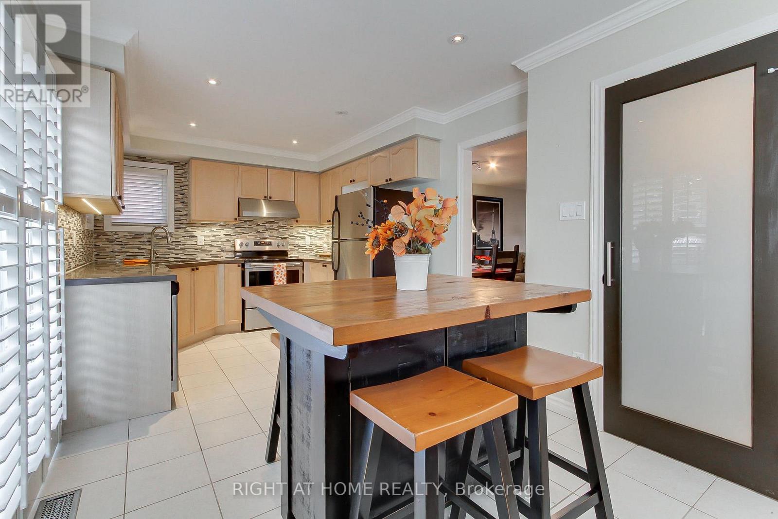 290 Clearmeadow Boulevard, Newmarket, Ontario  L3X 2C6 - Photo 18 - N12402423
