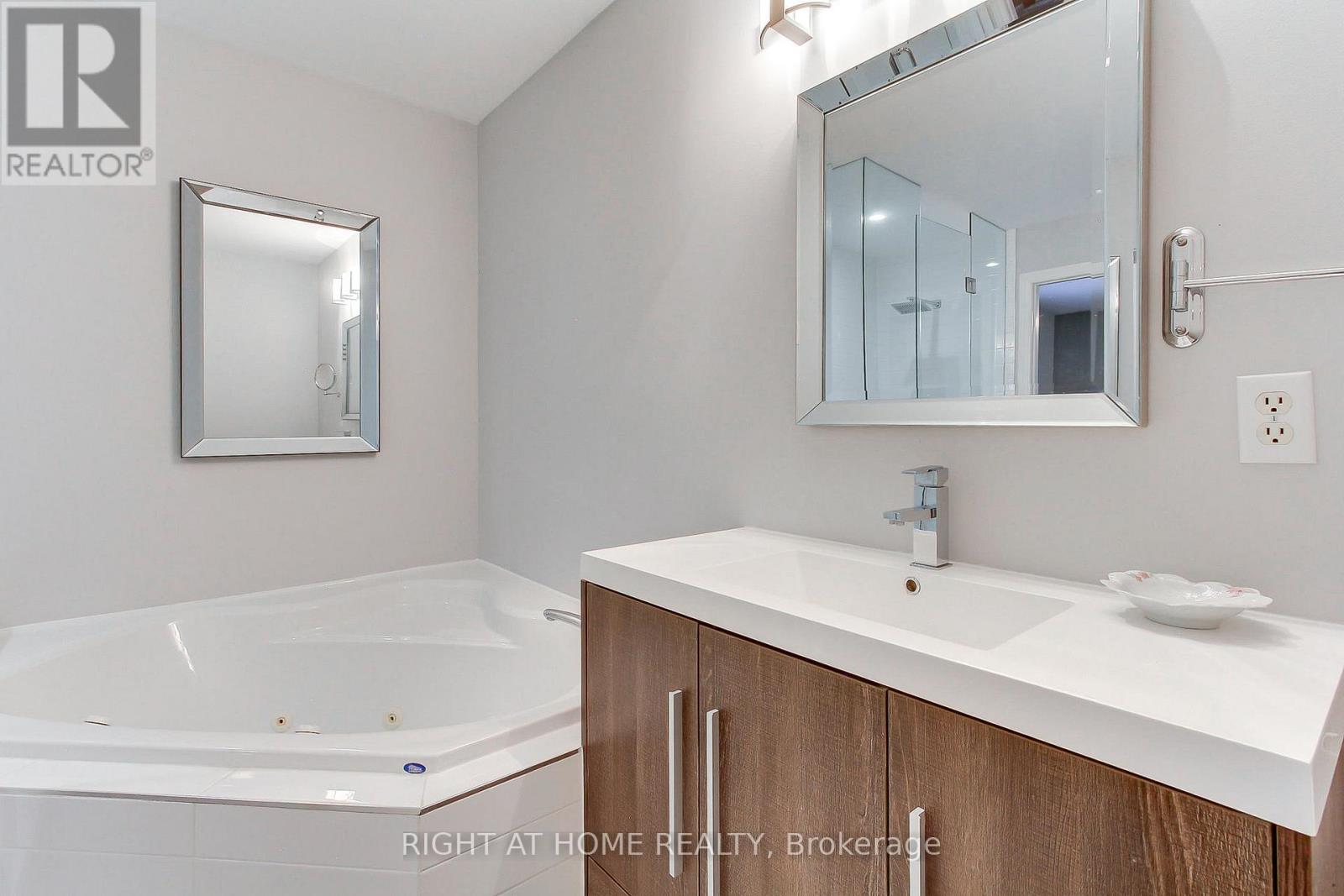 290 Clearmeadow Boulevard, Newmarket, Ontario  L3X 2C6 - Photo 27 - N12402423