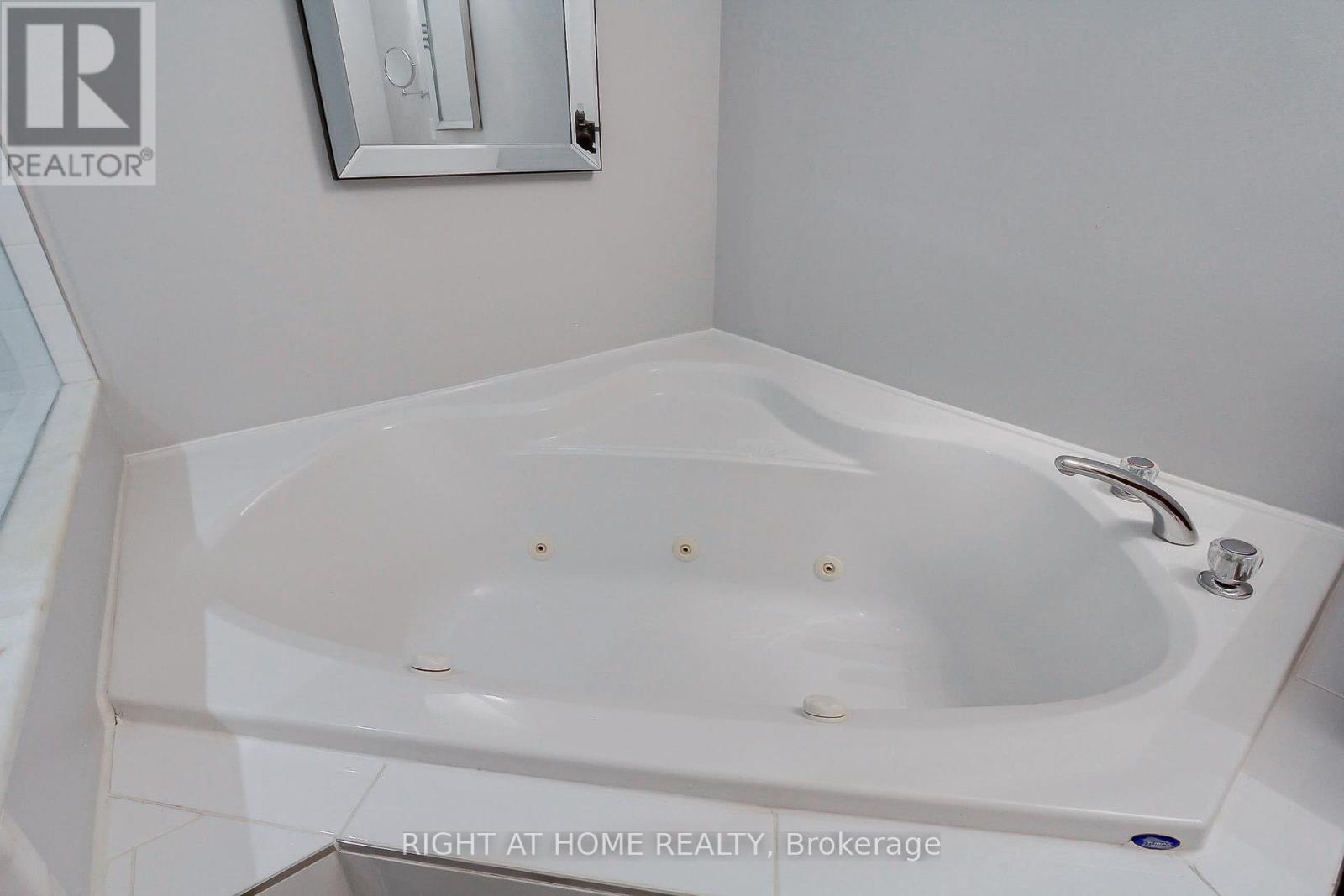 290 Clearmeadow Boulevard, Newmarket, Ontario  L3X 2C6 - Photo 29 - N12402423