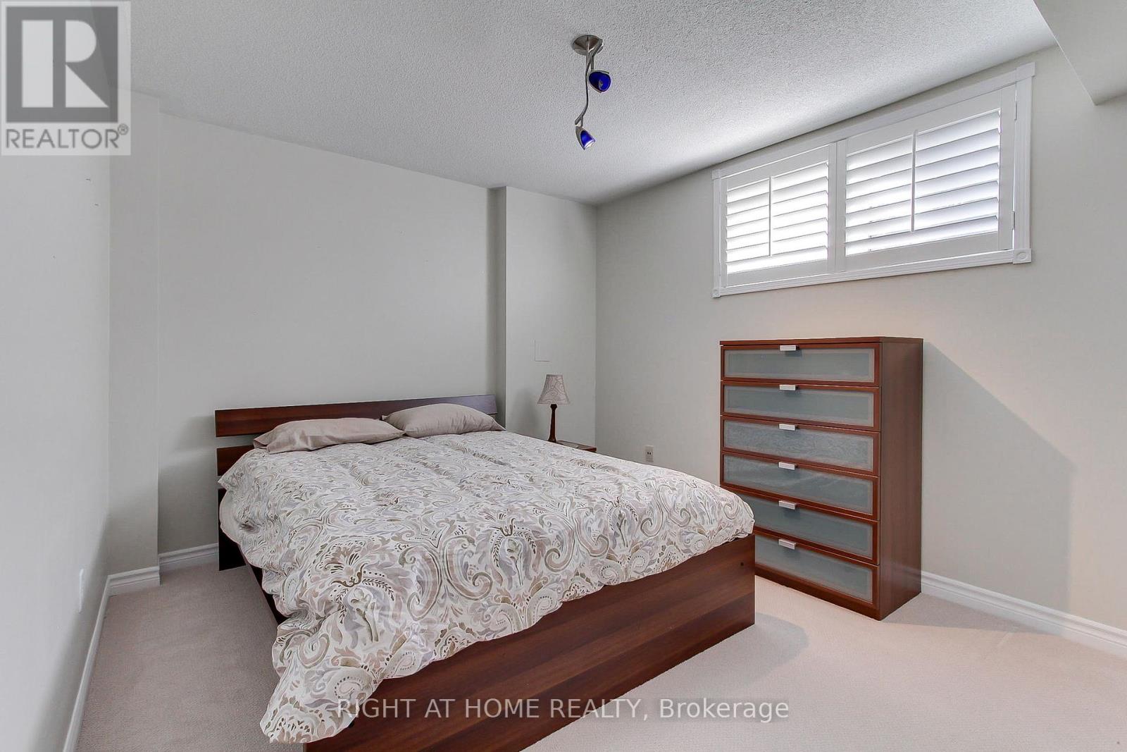 290 Clearmeadow Boulevard, Newmarket, Ontario  L3X 2C6 - Photo 37 - N12402423