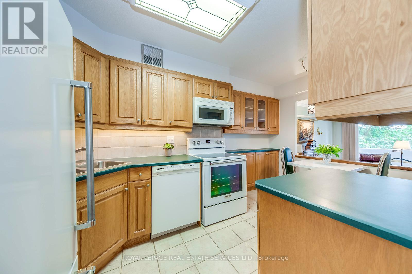 405 - 240 Scarlett Road, Toronto, Ontario  M6N 4X4 - Photo 22 - W12371821