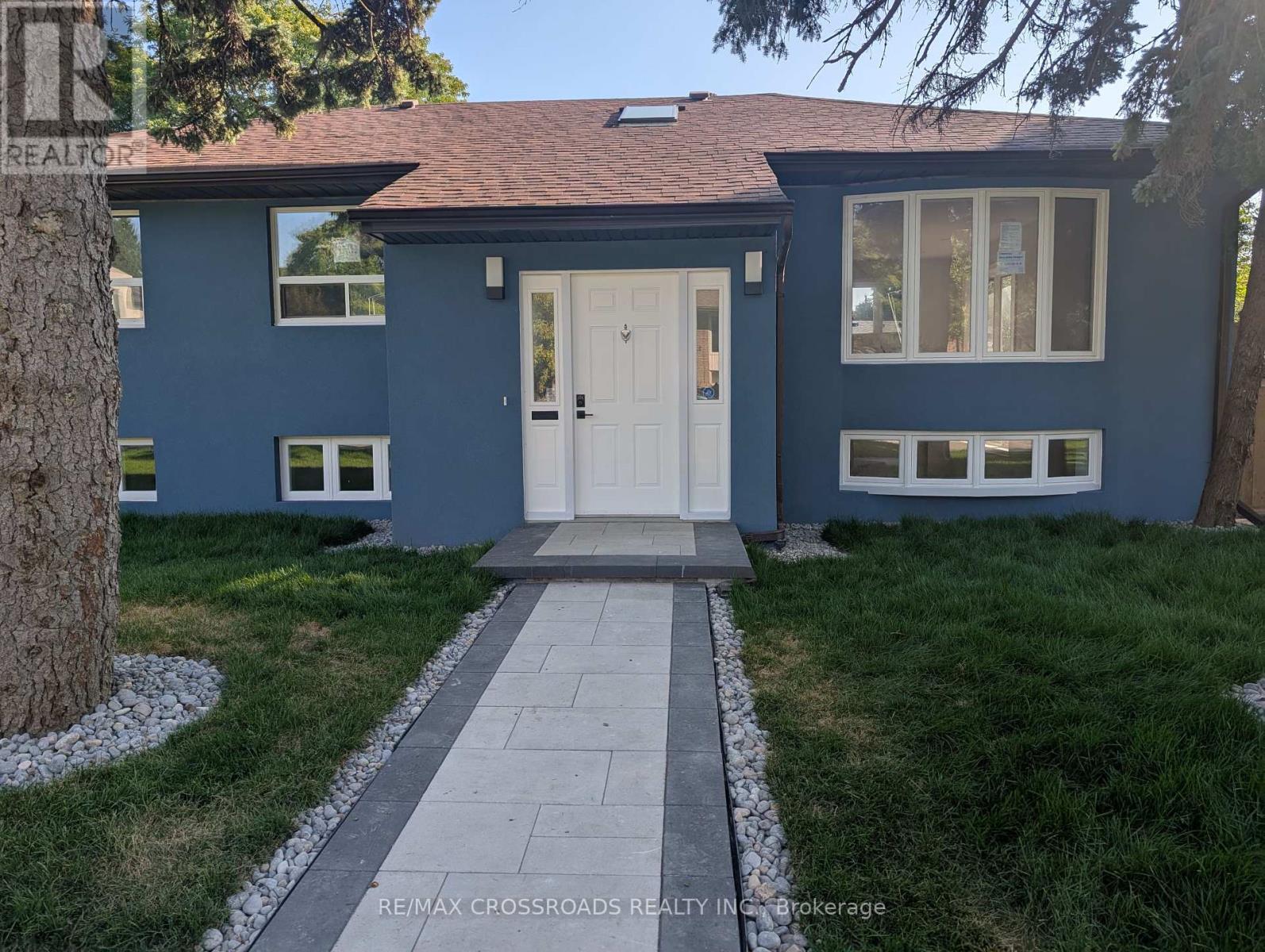 10 Tangmere Road, Toronto, Ontario  M3B 2N1 - Photo 2 - C12402378