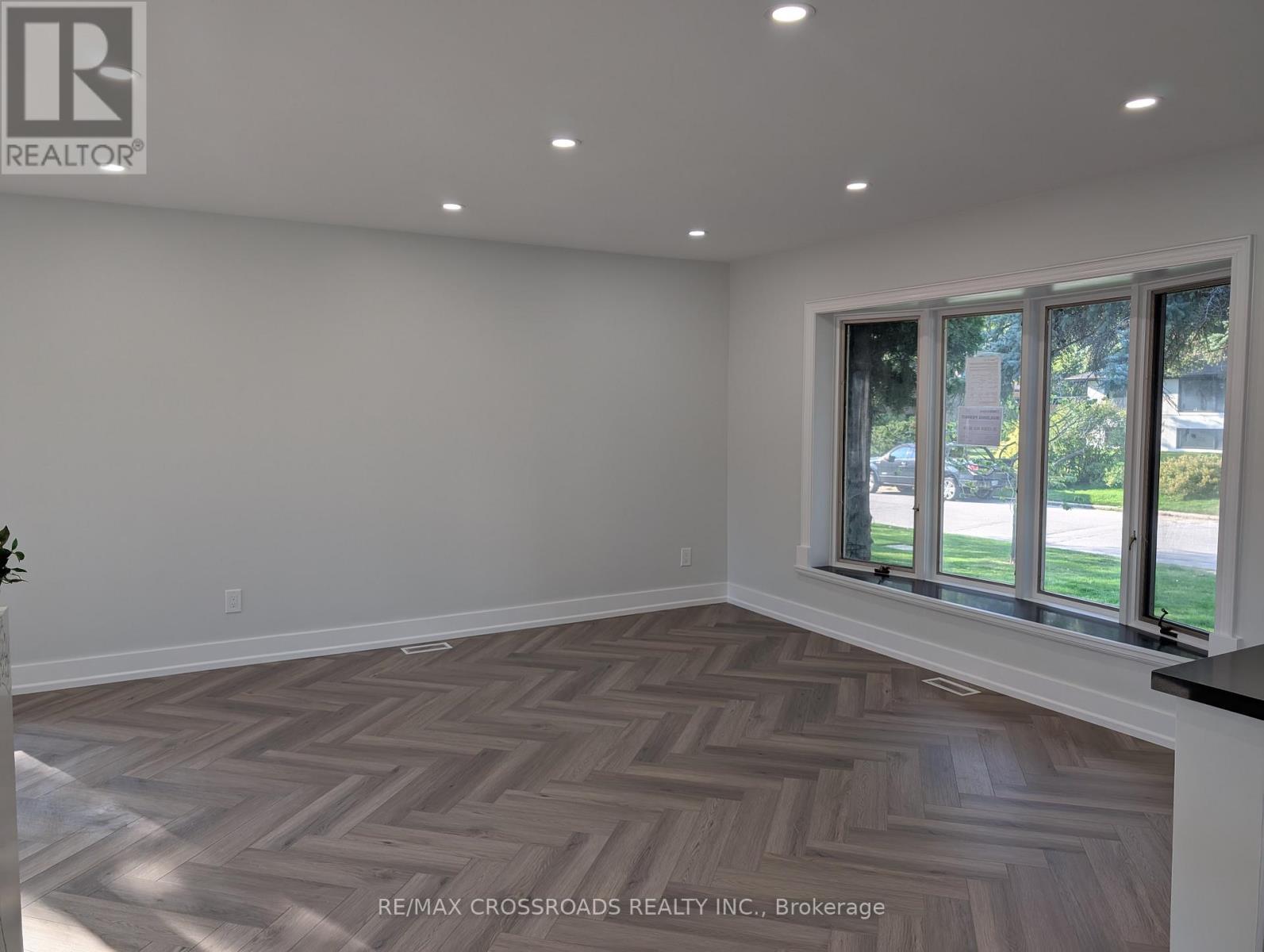 10 Tangmere Road, Toronto, Ontario  M3B 2N1 - Photo 6 - C12402378