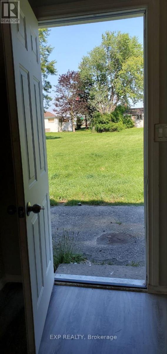 14 Elm Grove Avenue, Richmond Hill, Ontario  L4E 2T2 - Photo 11 - N12402449