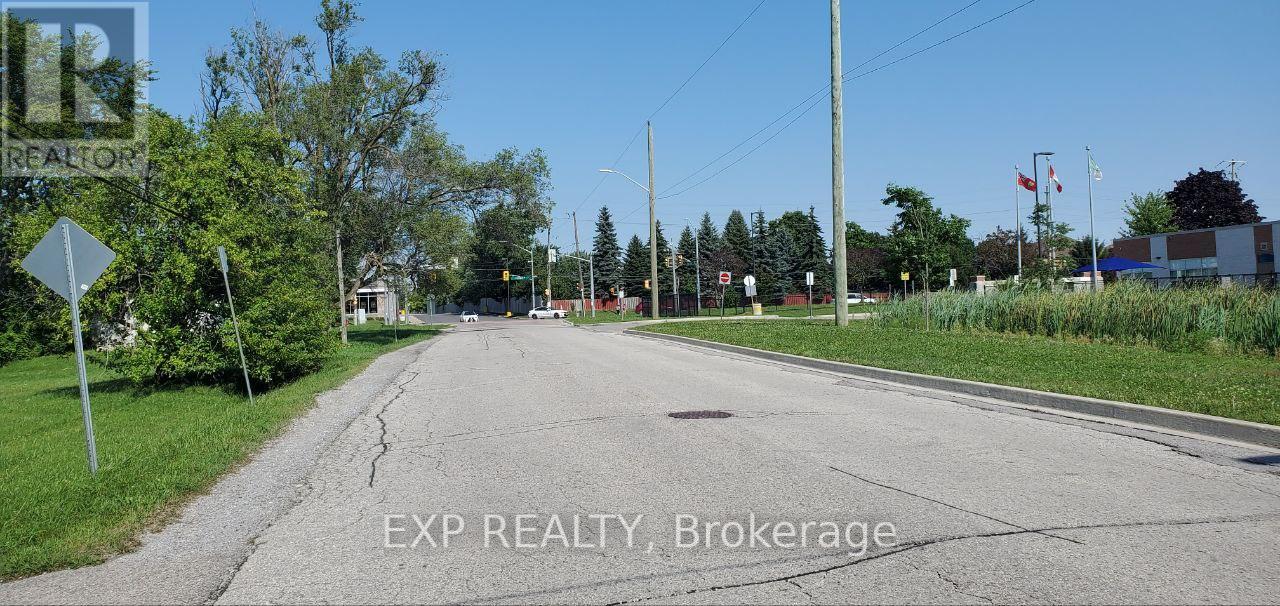 14 Elm Grove Avenue, Richmond Hill, Ontario  L4E 2T2 - Photo 4 - N12402449