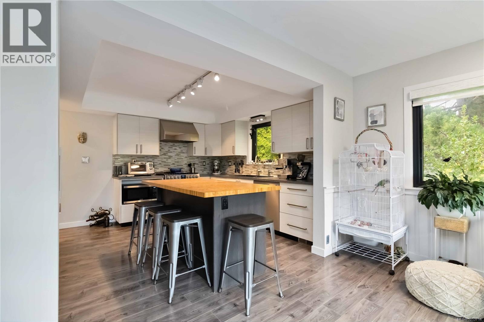 Property at 999 Londonderry Rd image 3