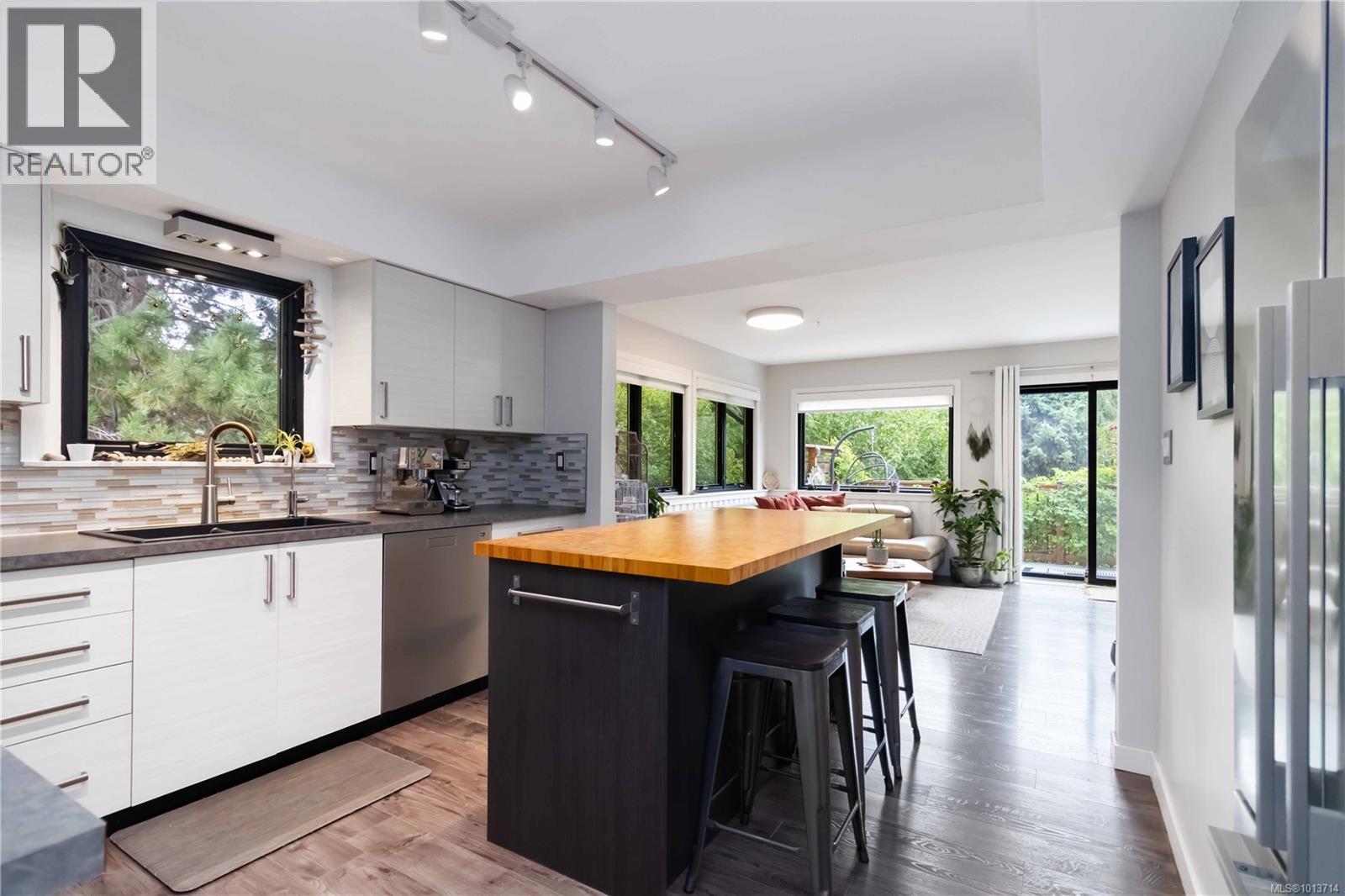 Property at 999 Londonderry Rd image 2