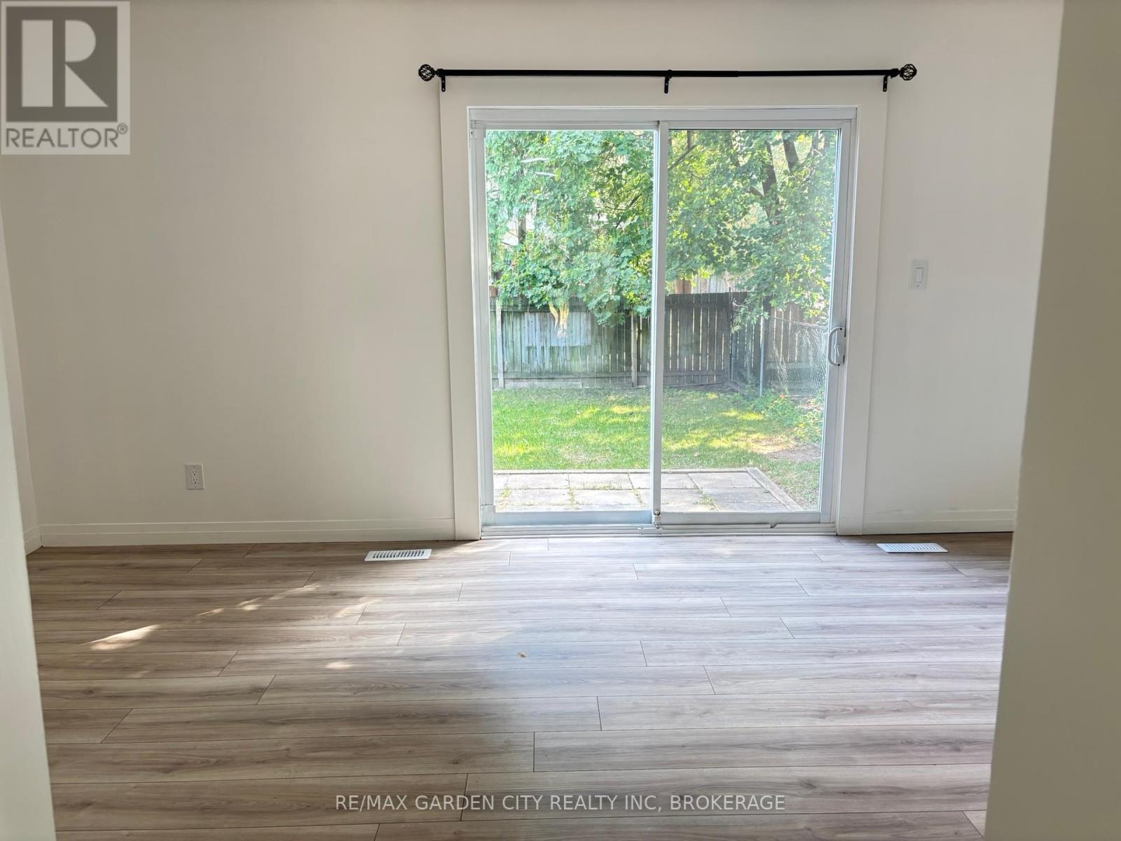 5842 Frontenac Street, Niagara Falls, Ontario  L2G 3A9 - Photo 10 - X12402485