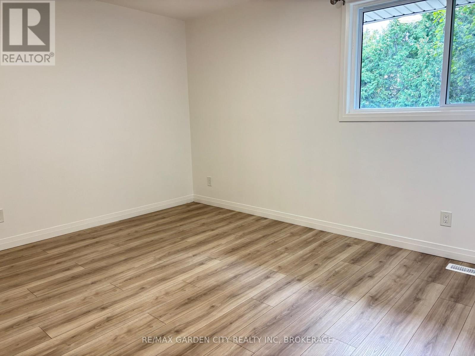 5842 Frontenac Street, Niagara Falls, Ontario  L2G 3A9 - Photo 12 - X12402485