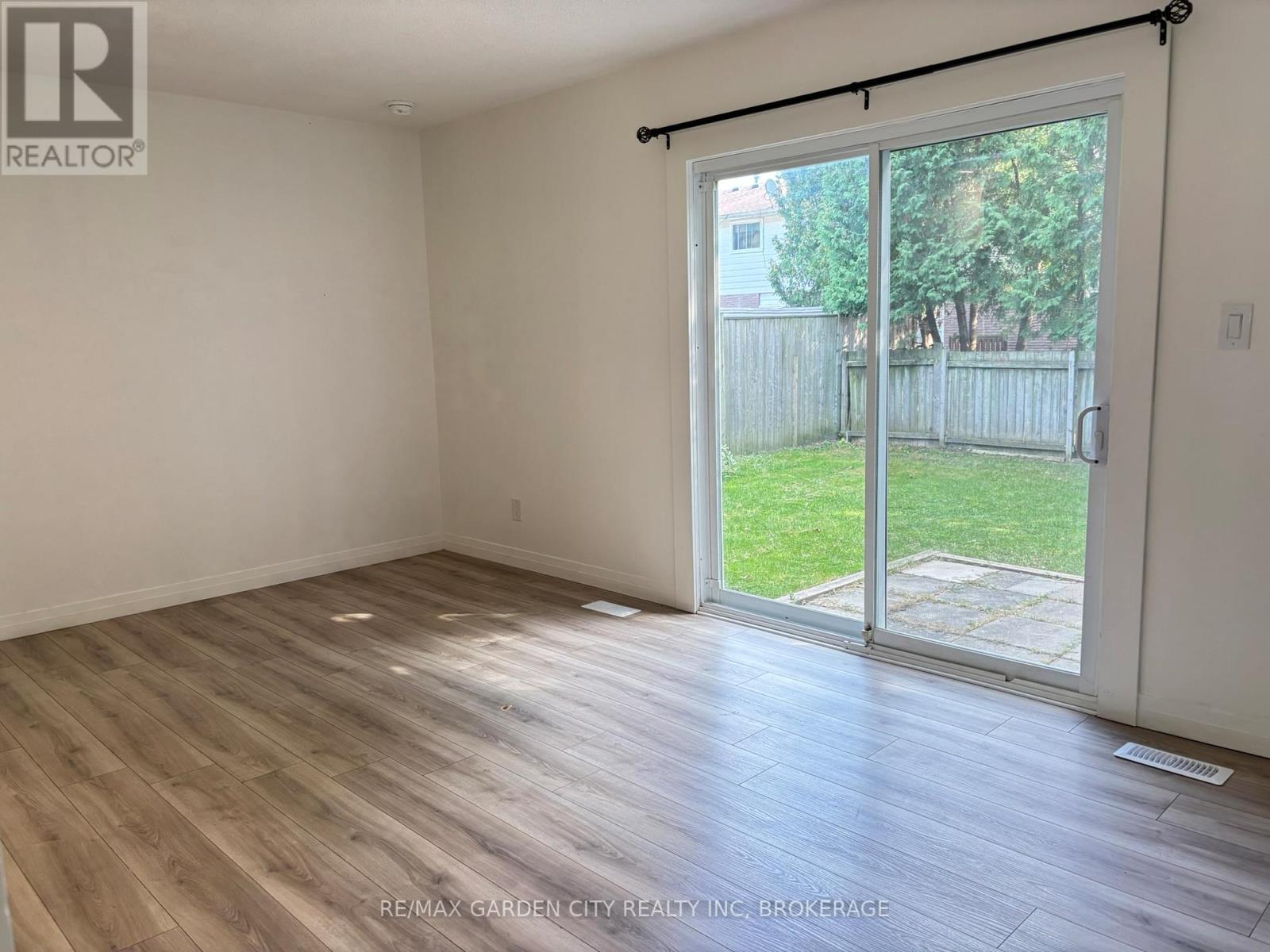 5842 Frontenac Street, Niagara Falls, Ontario  L2G 3A9 - Photo 9 - X12402485