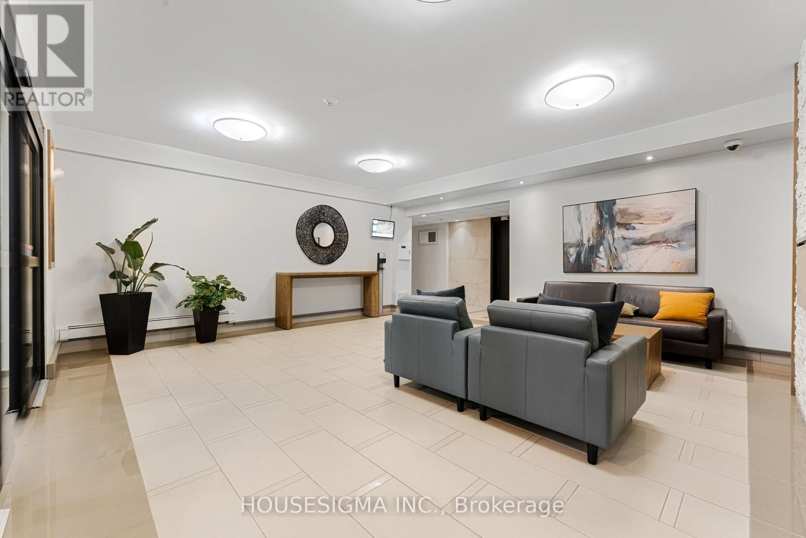 305 - 6400 Huggins Street, Niagara Falls, Ontario  L2J 3G5 - Photo 3 - X12402484