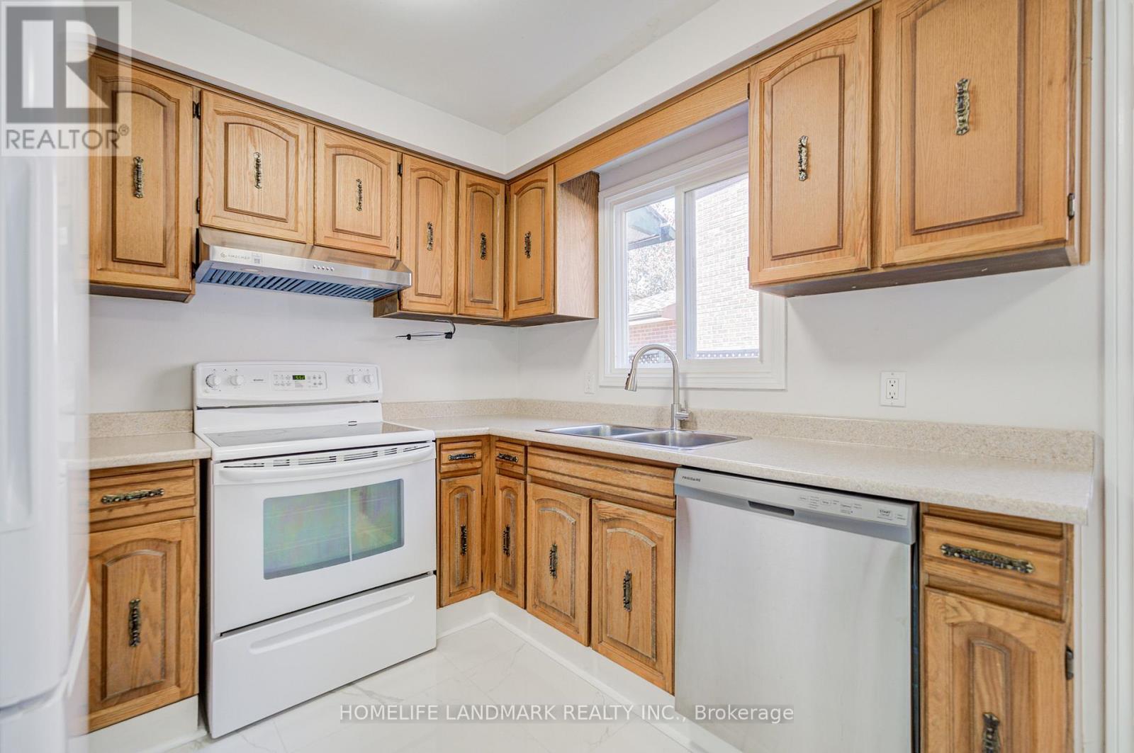 319 Hillside Drive, Mississauga, Ontario  L5M 2N3 - Photo 16 - W12402502