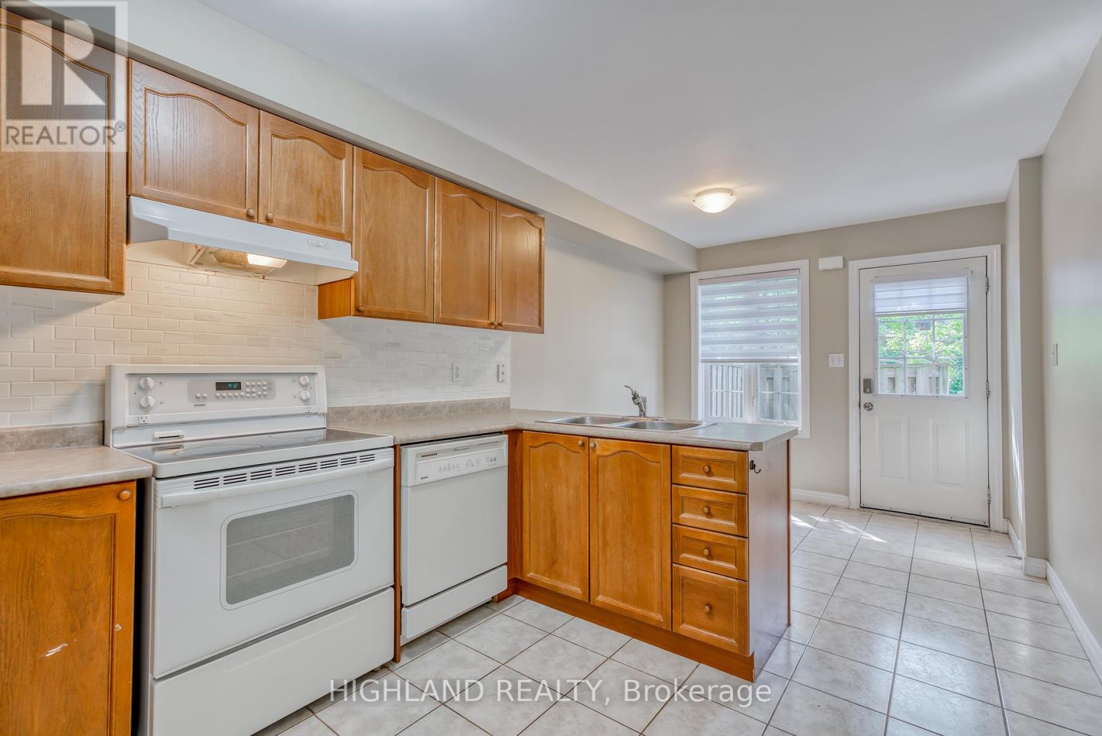 11 - 1750 Creek Way, Burlington, Ontario  L7L 6R2 - Photo 3 - W12402504