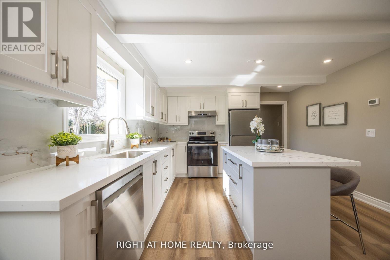 15 Farr Avenue, East Gwillimbury, Ontario  L0G 1V0 - Photo 11 - N12402513