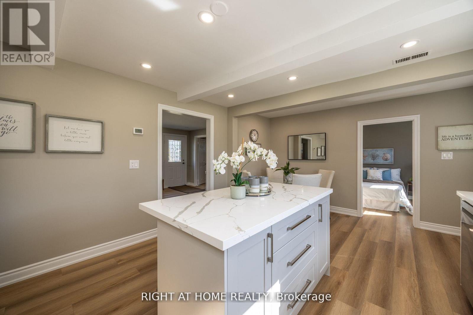15 Farr Avenue, East Gwillimbury, Ontario  L0G 1V0 - Photo 8 - N12402513