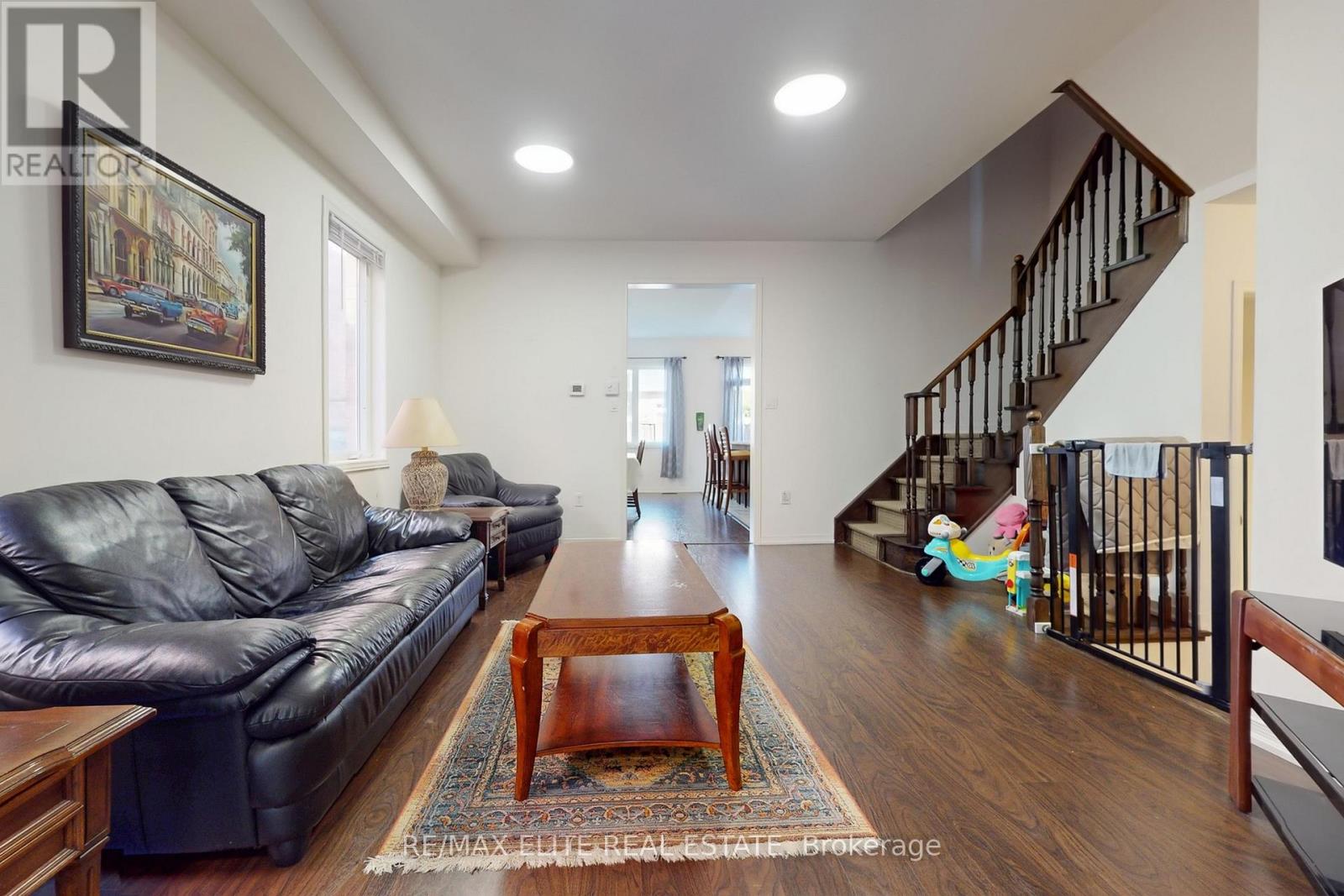 1215 Mccron Crescent, Newmarket, Ontario  L3X 0C5 - Photo 4 - N12402524