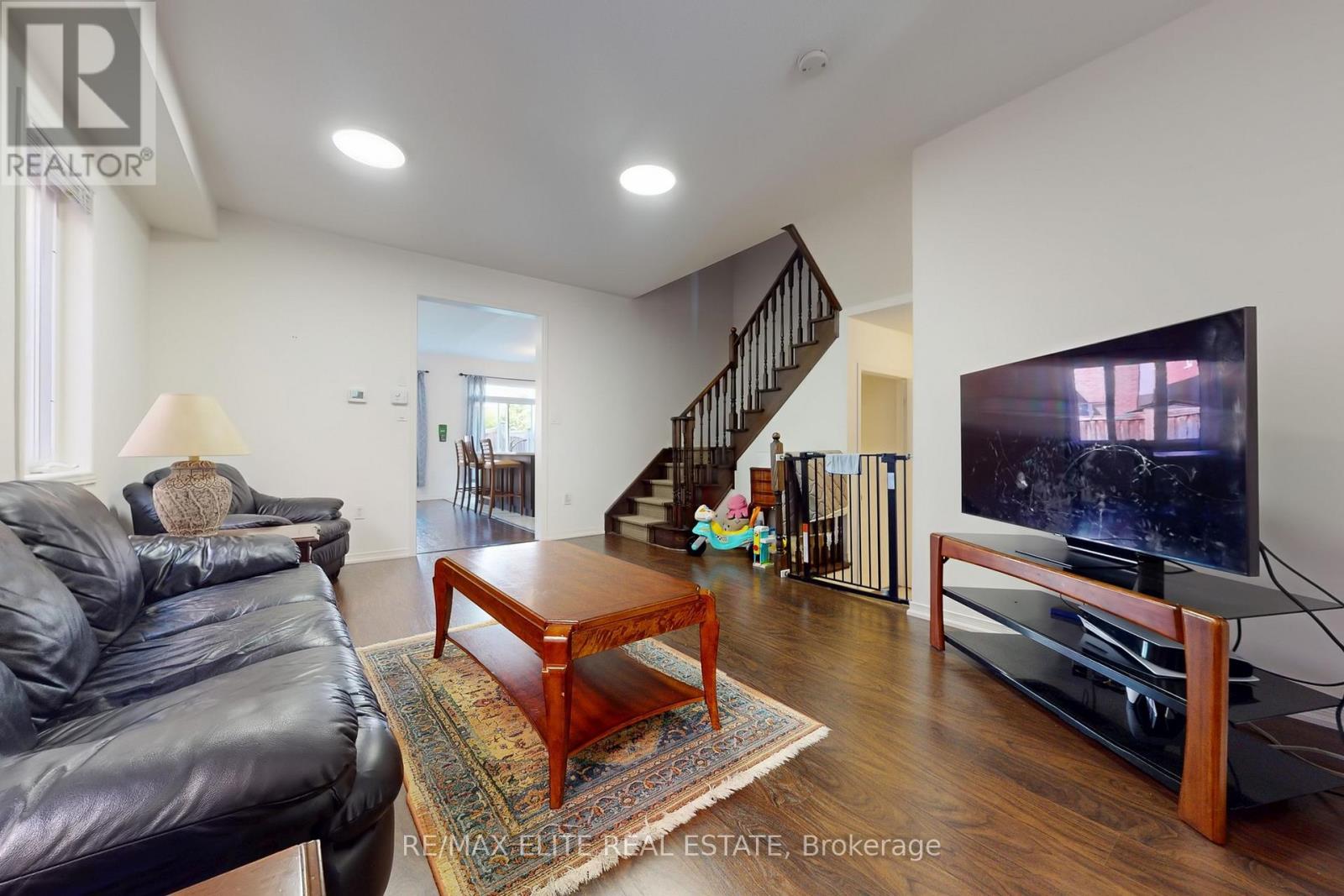 1215 Mccron Crescent, Newmarket, Ontario  L3X 0C5 - Photo 5 - N12402524