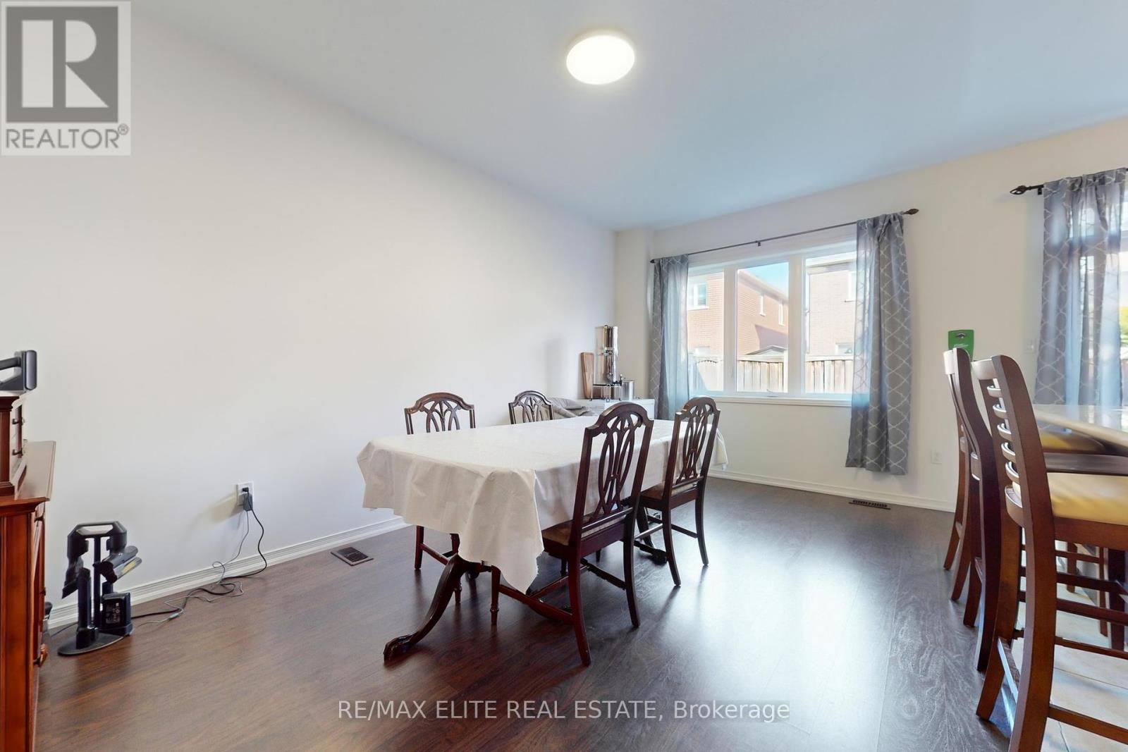 1215 Mccron Crescent, Newmarket, Ontario  L3X 0C5 - Photo 9 - N12402524
