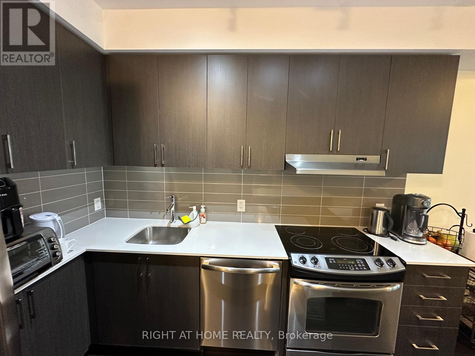 1803 - 2560 Eglinton Avenue W, Mississauga, Ontario  L5M 0Y3 - Photo 4 - W12402510