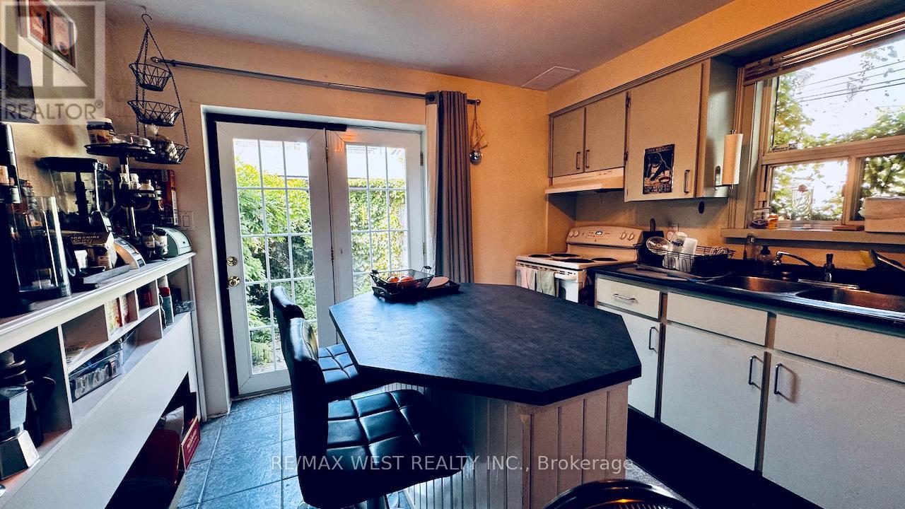 88 Montrose Avenue, Toronto, Ontario  M6J 2T7 - Photo 10 - C12402612