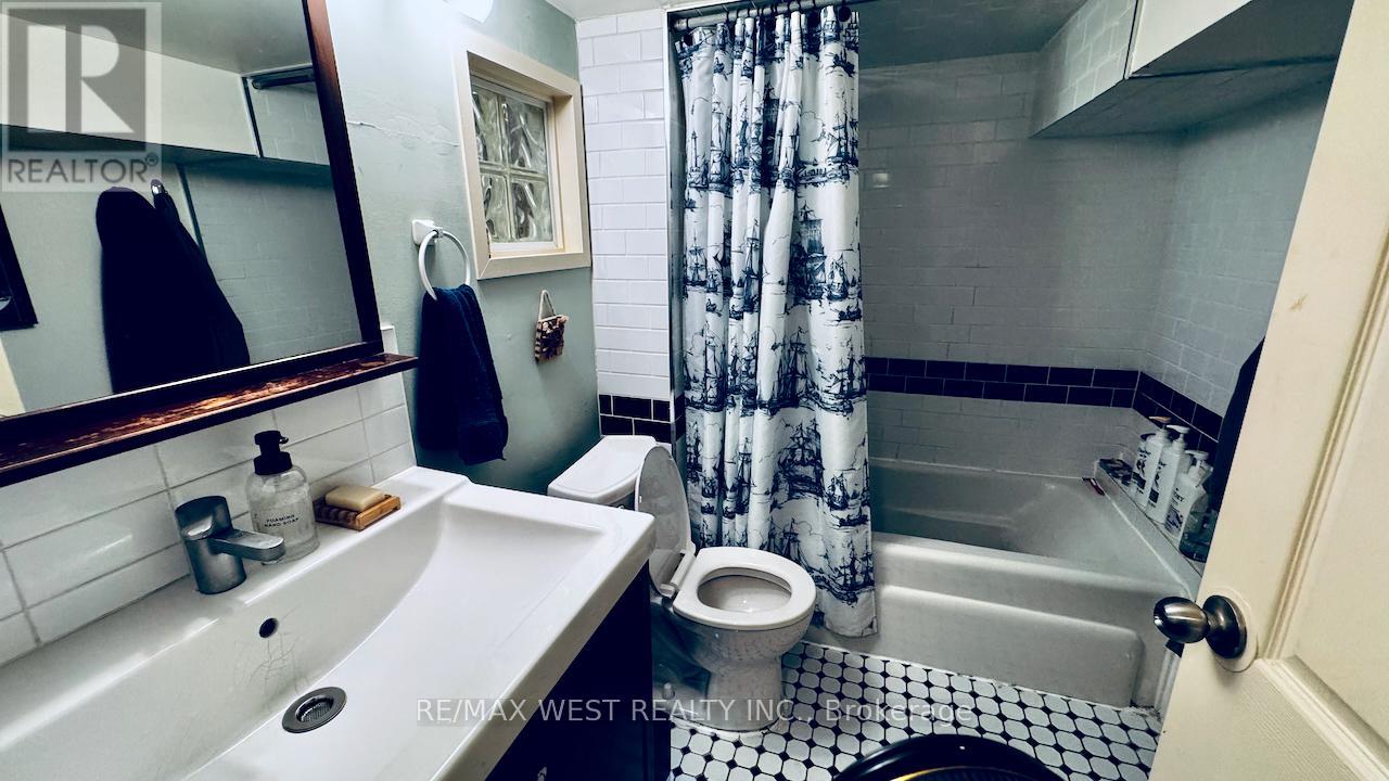 88 Montrose Avenue, Toronto, Ontario  M6J 2T7 - Photo 14 - C12402612