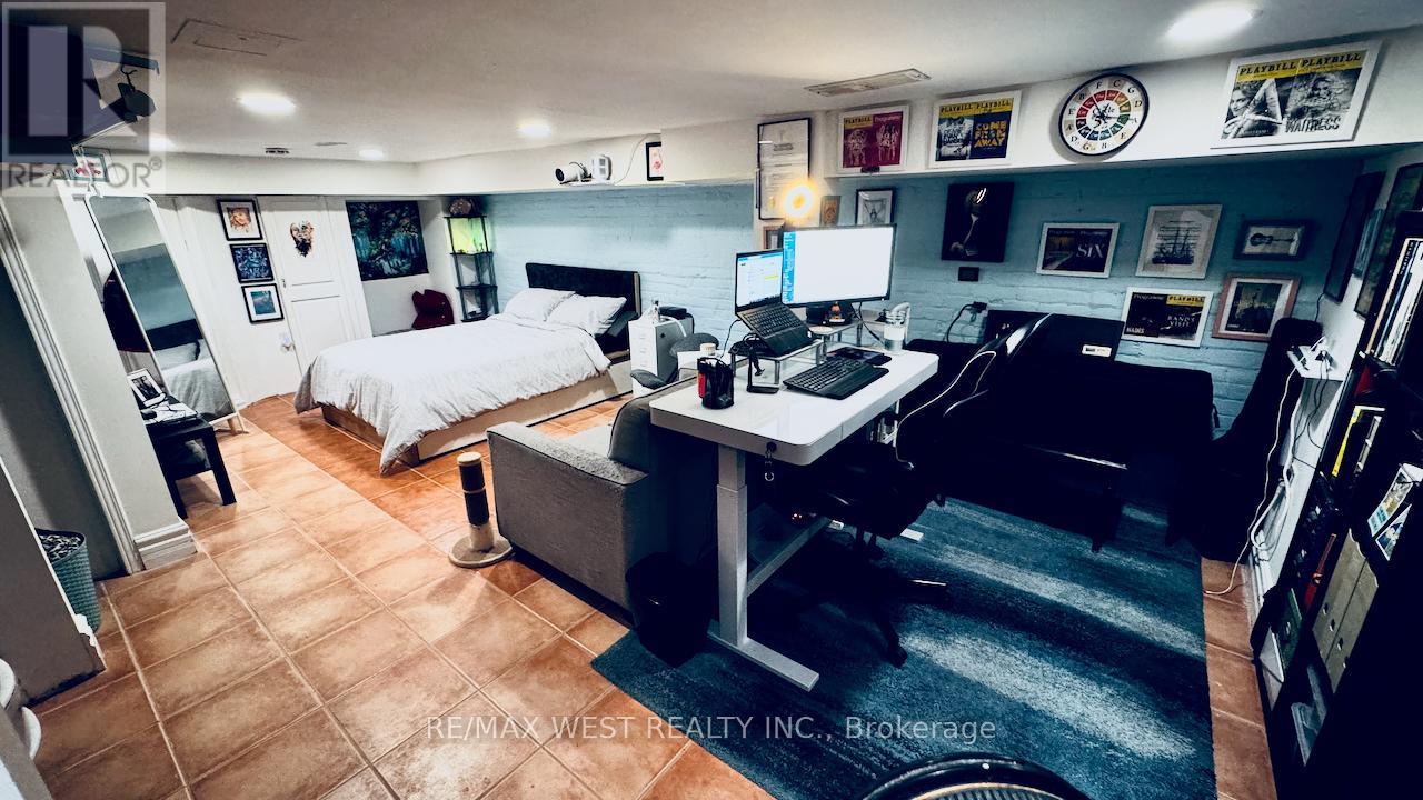 88 Montrose Avenue, Toronto, Ontario  M6J 2T7 - Photo 15 - C12402612