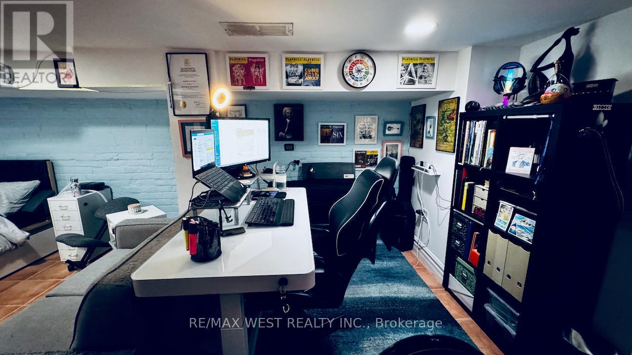 88 Montrose Avenue, Toronto, Ontario  M6J 2T7 - Photo 16 - C12402612