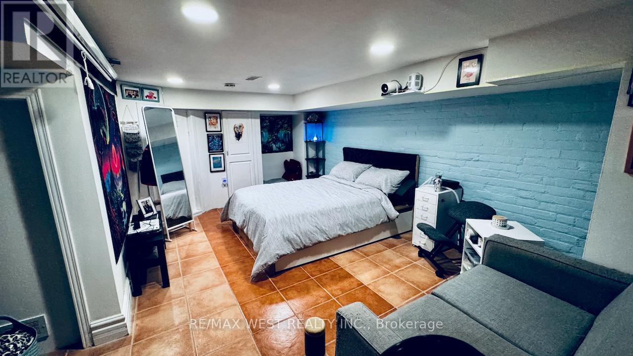 88 Montrose Avenue, Toronto, Ontario  M6J 2T7 - Photo 17 - C12402612