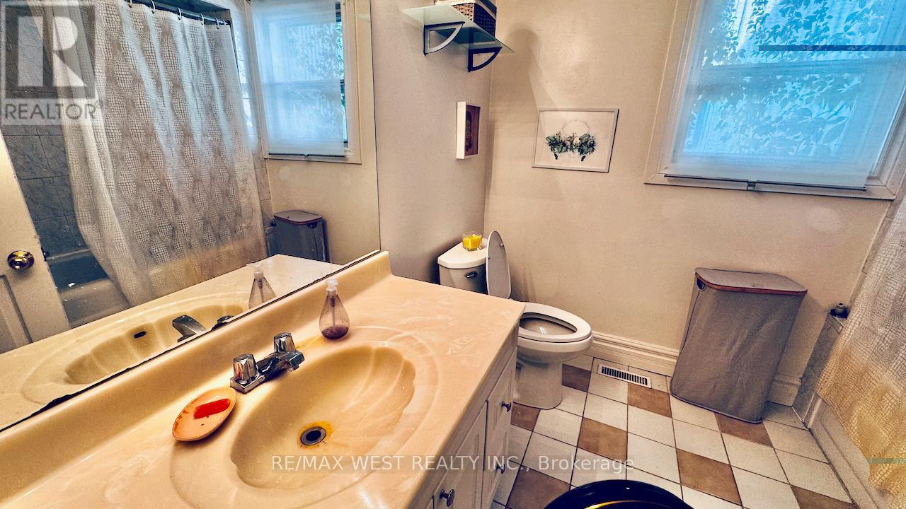 88 Montrose Avenue, Toronto, Ontario  M6J 2T7 - Photo 25 - C12402612
