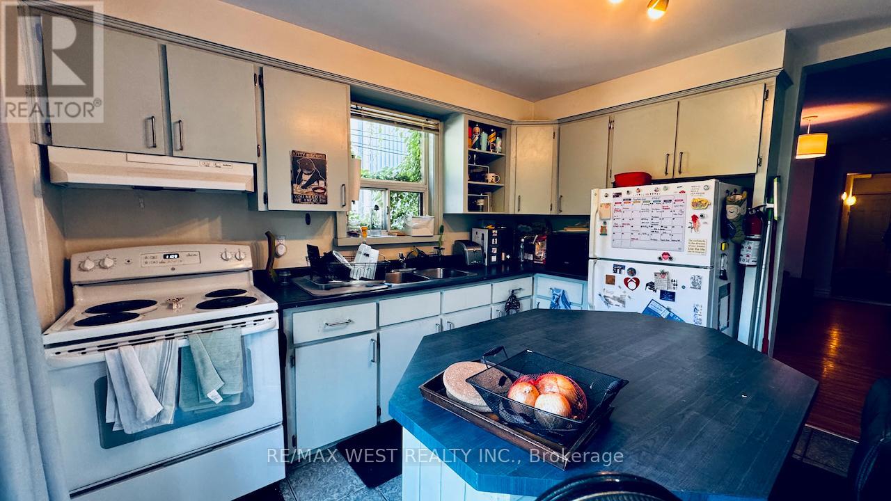 88 Montrose Avenue, Toronto, Ontario  M6J 2T7 - Photo 9 - C12402612