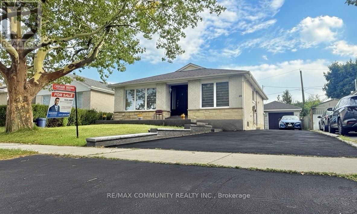 15 STRATHAVON DRIVE, Toronto, Ontario